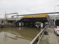 907174 Gezicht op de afrondende werkzaamheden van de bouw van het nieuwe station Utrecht Vaartsche Rijn, vanaf de ...